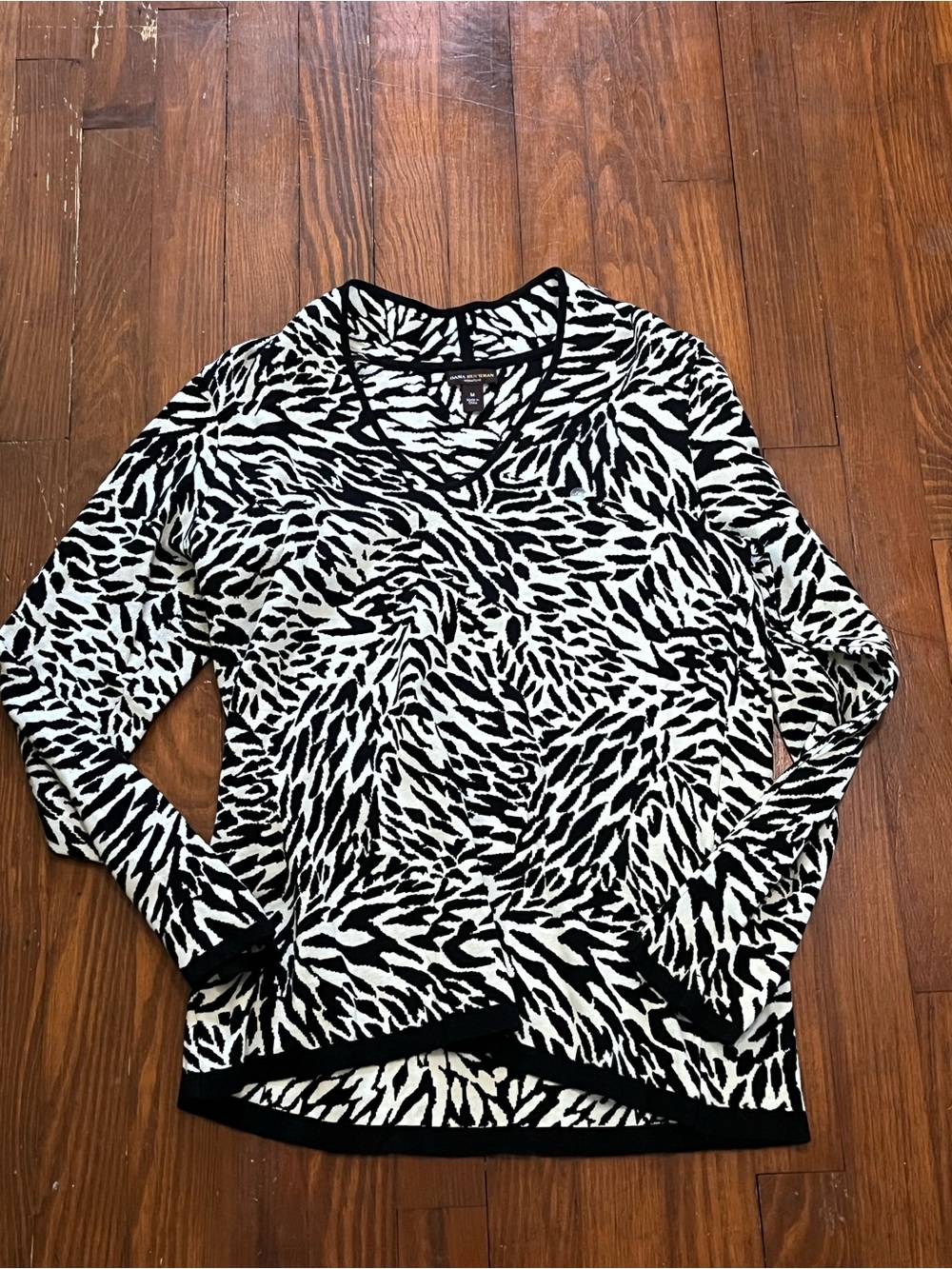 Dana Buchman Black and White Abstract V-Neck Long Sleeve Top